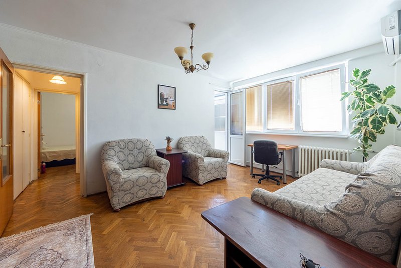 Tineretului, stradal, vizavi de parc, bloc reabilitat